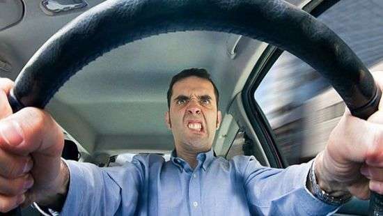 Как ямы на дорогах влияют на здоровье водителей, рассказали специалисты