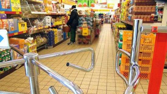 В Киеве супруги вынесли из магазина 20 пачек масла