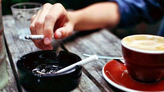 Медики назвали самое опасное время суток для курения