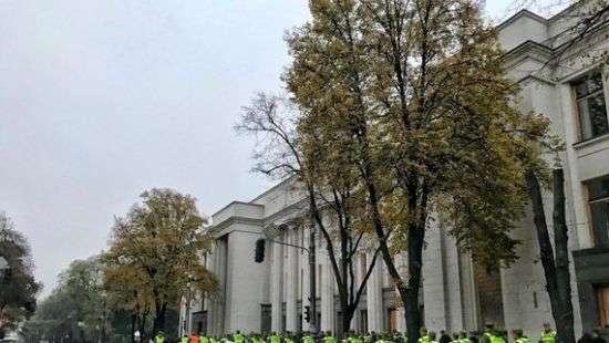 Под стенами Верховной Рады протестуют сторонники оппозиционных сил