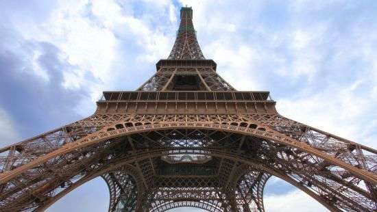 Появилось видео, как Эйфелева башня погасла в память о жертвах теракта (видео)