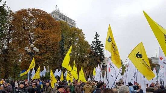 Под Радой собралось около двух тысяч митингующих
