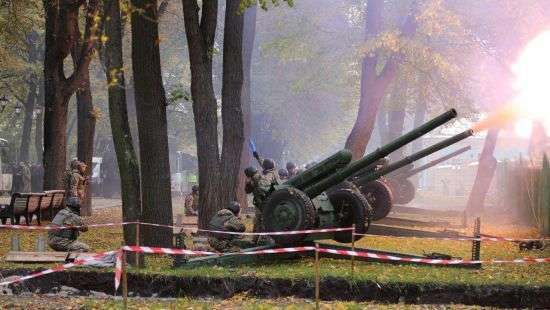 В Мариинском парке Киева военные стреляли из артиллерии (ВИДЕО)