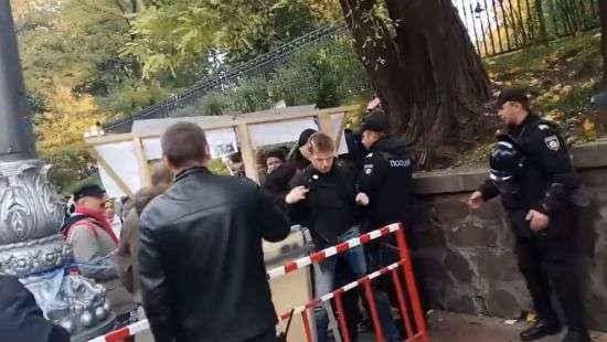 Активисты устроили нардепу Гончаренко «яичный обстрел» (ВИДЕО)