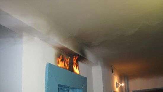 В Одессе чудом спасли женщину, застрявшую в горящем лифте