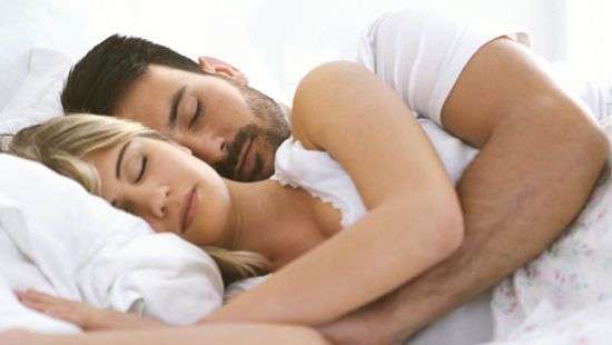 Эксперты назвали лучшие позы для сна с партнером