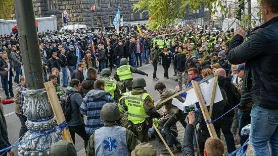 В Киеве протестующие подрались с правоохранителями - есть пострадавшие