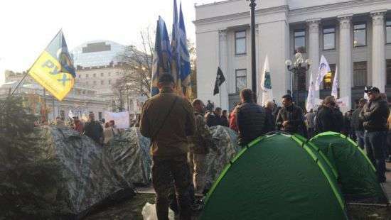 Возле Рады начали устанавливать палатки (ФОТО)