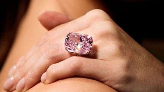 На известном аукционе выставили уникальный розовый бриллиант (ФОТО)