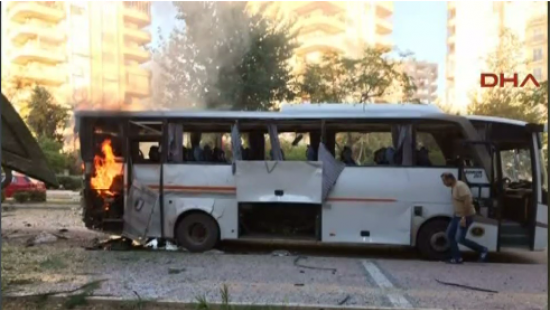 В Турции взорвали полицейский автобус - ранены 12 человек