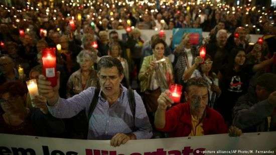 В Каталонии тысячи людей на улицах требовали освободить лидеров сепаратистов