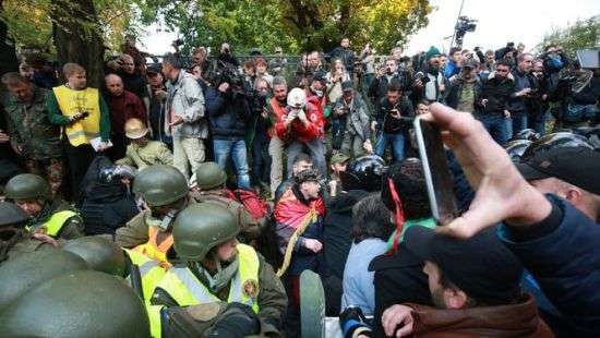 Обнародовано видео нападения, митингующих под ВР на полицию
