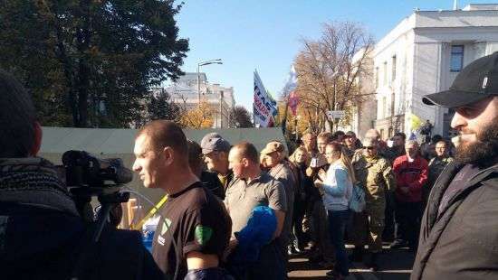 Возле Рады новые стычки силовиков с митингующими (ВИДЕО)