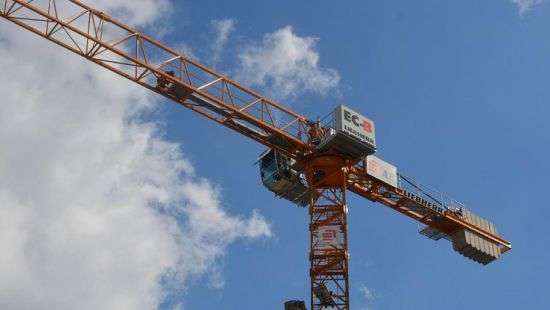 Появилось видео, как в Китае строительный кран рухнул на автомобиль (видео)