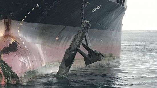 В Британии танкер вместе с якорем поднял на борт торпеду