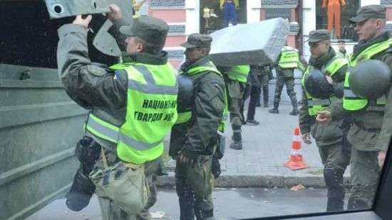 Нацгвардия готовится к затяжной осаде, к АП подвезли матрацы (ФОТО)