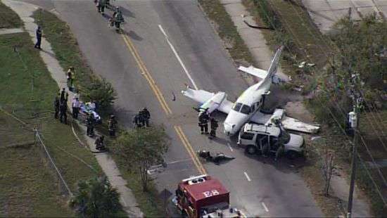 В США самолет сел на шоссе и протаранил два автомобиля (фото)