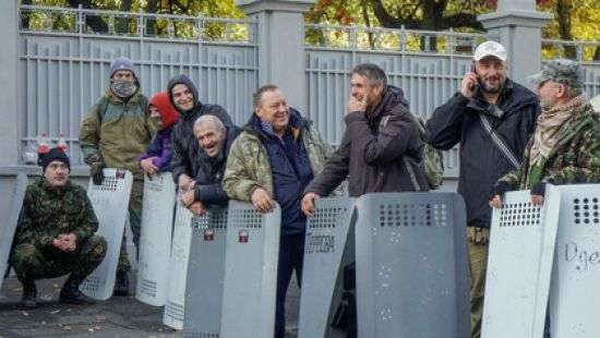 В МВД попросили митингующих вернуть полиции отобранные щиты