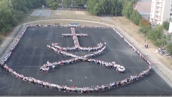 В Виннице 2000 человек создали самый большой «живой» герб (ВИДЕО)