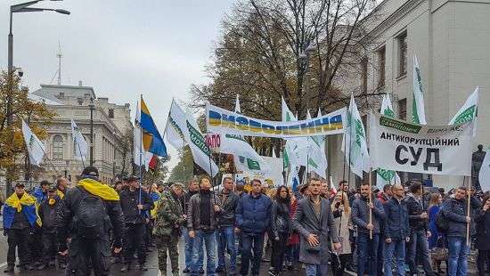 Протестующие возле ВРУ собрались наведаться к Порошенко