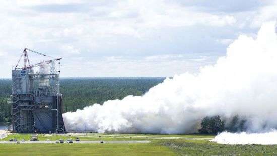 В США публично испытали двигатель для сверхтяжелой ракеты (видео)