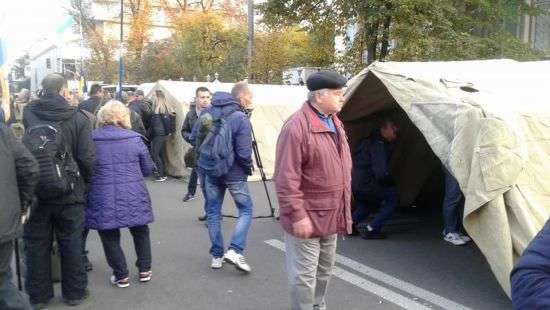 Под Радой осталось всего 100 протестующих