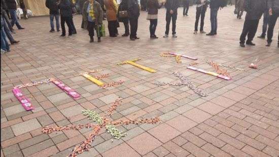 Митингующие под Радой «послали» Порошенко: «Петя жуй» (ФОТО)