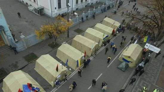 Под Раду начали стягиваться протестующие