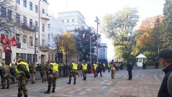 Протестующие под Радой разбились на два лагеря