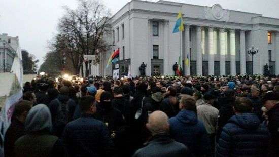 В субботу вечером у здания Верховной Рады прошло вече