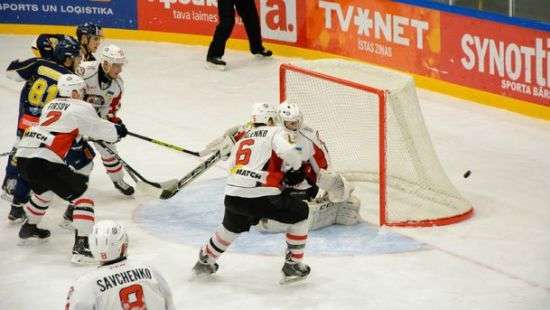 «Донбасс» пропустил восемь шайб от чемпионов Латвии