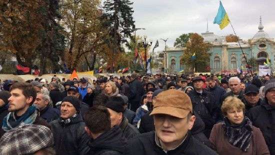 Возле Верховной Рады произошли столкновения участников вече с полицией