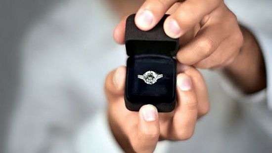 Необычное предложение руки и сердца сделал парень в самолете