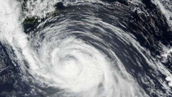 Побережье Японии атаковал мощный тайфун