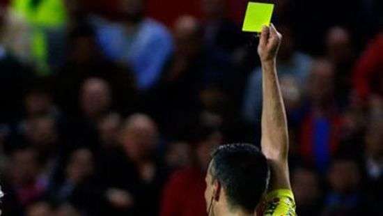 Арбитр показал карточку игроку, на котором споткнулся