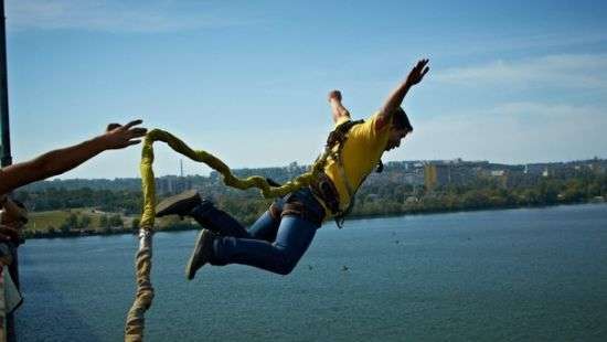 В Бразилии 245 экстремалов одновременно спрыгнули с моста (ВИДЕО)