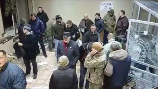 Полиция взяла штурмом зал суда, где забаррикадировались соратники Коханивского (видео)