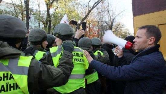 Утро возле Верховной Рады началось со стычек