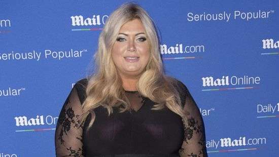 Пышнотелая британская певица провалилась под сцену на фестивале (ВИДЕО)