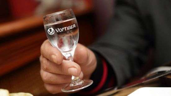 Ученые выяснили: рюмка крепкого алкоголя помогает лучше говорить на иностранном языке