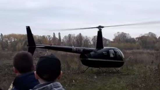 В Чернигове вертолет приземлился на троллейбусной остановке (ВИДЕО)