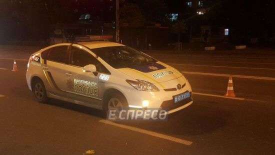 В Киеве полицейский автомобиль сбил пешехода
