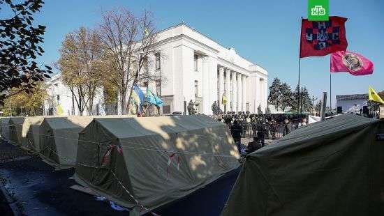 В палатках под Радой остаются 50 активистов