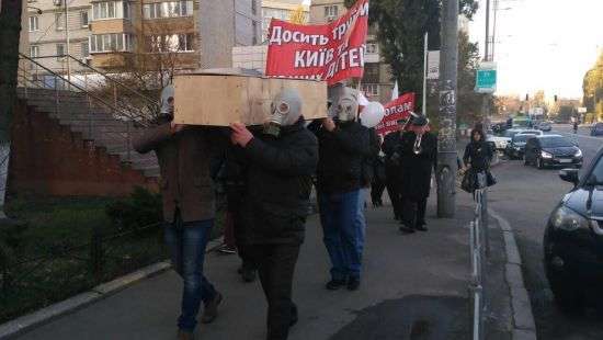 Киевляне требуют закрыть завод с вредными выбросами вблизи жилого комплекса