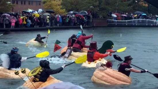 Американцы устроили заплыв по реке на тыквах (ВИДЕО)