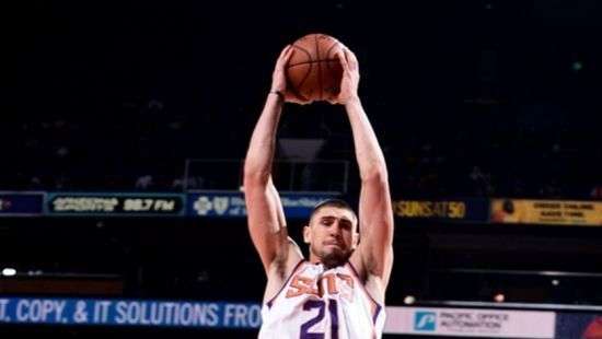 Украинец сделал первый «дабл-дабл» в новом сезоне НБА