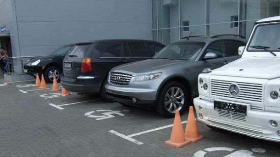 Стало известно, сколько будет составлять штраф за парковку на месте инвалида