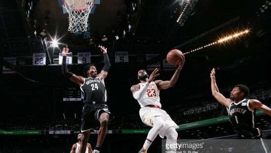 НБА. «Кливленд» от поражения «Бруклину» не спас даже трипл-дабл Леброна Джеймса, «Голден Стэйт» обыграл «Торонто»