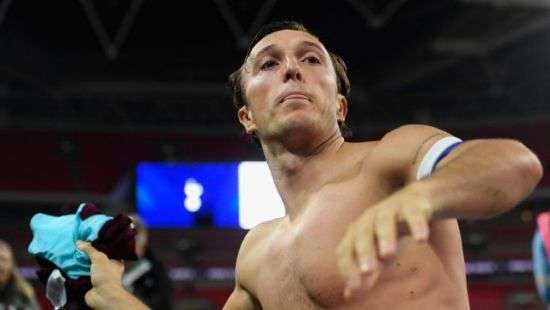 В Англии фанат насмешил соцсети, рухнув с трибуны в борьбе за футболку кумира (ВИДЕО)