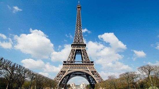 На Эйфелевой башне открыли поле для гольфа